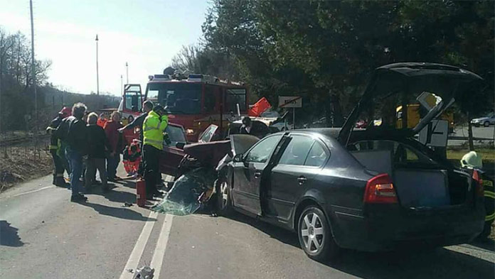 Vážna nehoda na strednom Slovensku: Jednu osobu museli vyslobodzovať