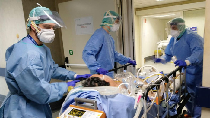 V Česku hrozí kvôli prívalu chorých na COVID-19 k obmedzeniu zdravotnej starostlivosti
