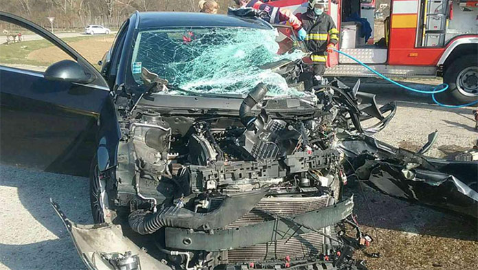 Tragická nehoda v okrese Trenčín: Po zrážke auta s kamiónom zomrela jedna osoba