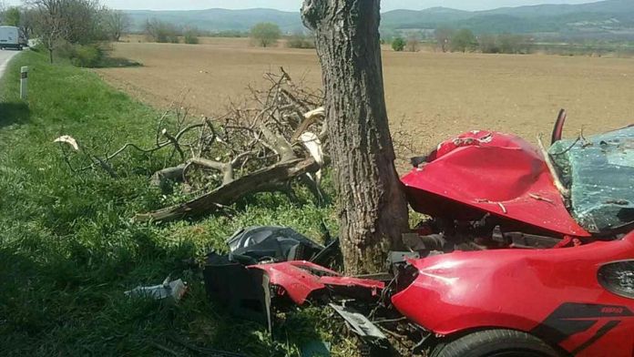 Vážna nehoda v okrese Pezinok: Mladý vodič (21) skončil po náraze do stromu v rukách leteckých záchranárov