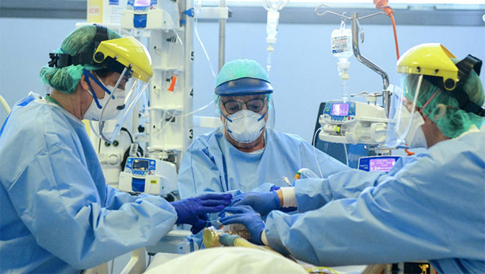 Na koronavírus zomrelo v Taliansku 151 lekárov: TOTO je dôležitejšie ako nosenie rúšok