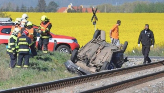 Mimoriadne tragická nehoda vlaku s autom: Zomrela mladá žena a dve deti