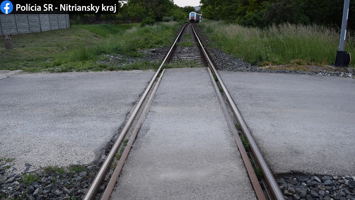 Nešťastie v Nitrianskom kraji: 8-ročného chlapca zrazil na železničnom priecestí vlak