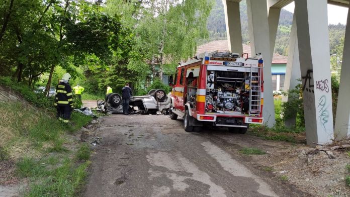 AKTUÁLNE! V Likavke spadlo vozidlo z mosta: O život prišla jedna osoba!