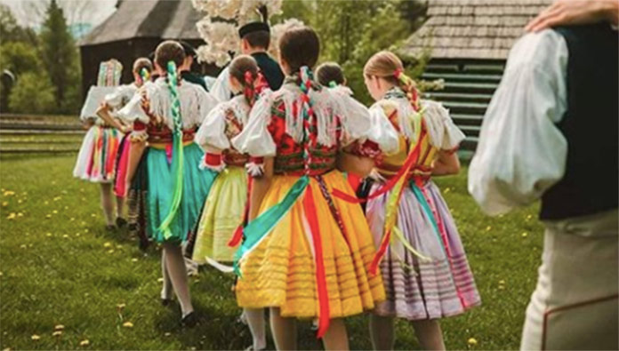 Poznáte slovenské ľudové piesne? Doplňte chýbajúce slová do textu