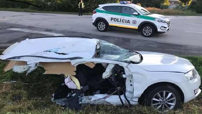 Vážna nehoda v okrese Hlohovec: Auto roztrhlo po náraze na dve časti