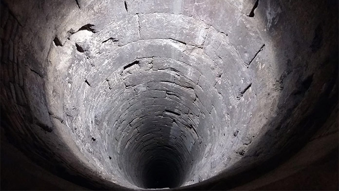 Muž pri úteku pred psom spadol do hlbokej studne: Po šiestich dňoch ho zachránili