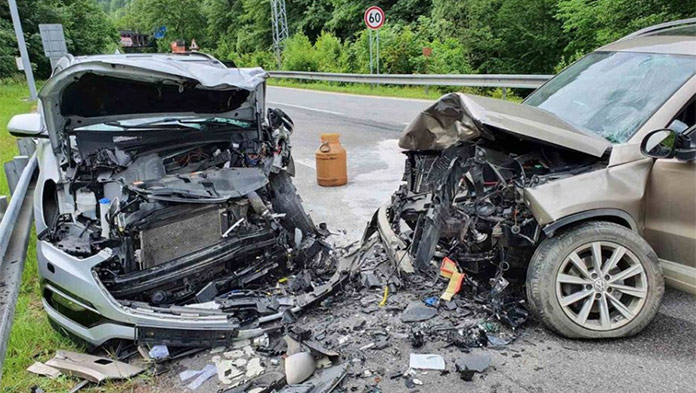 Pri vážnej nehode pod Donovalmi sa zranilo 5 ľudí, jeden z nich zahynul