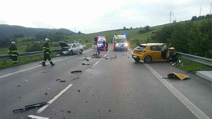 Vážna nehoda v okrese Banská Bystrica: Zrazili sa tri vozidlá