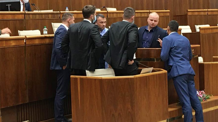 Poslanci ocenili prejav Mazureka, väčšinu vystúpenia mlčal a blokoval pult