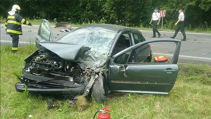 Vážna nehoda osobného auta s kamiónom v okrese Prievidza