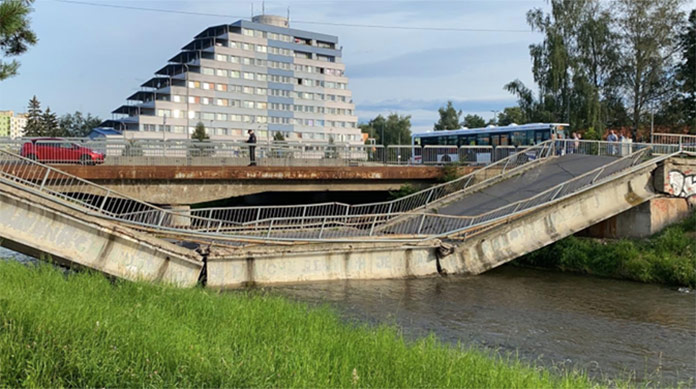 FOTO V Spišskej Novej Vsi sa prepadol most: Nachádzala sa na ňom jedna osoba