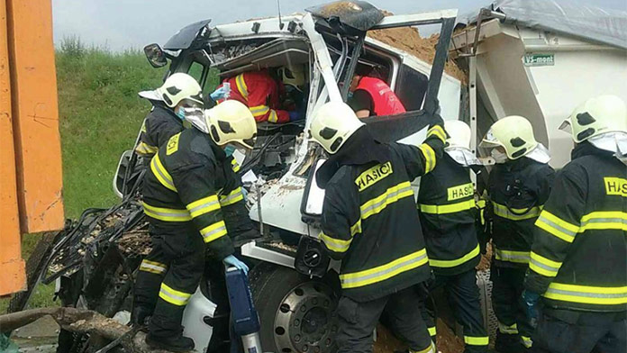 Vážna nehoda dvoch nákladiakov v Trenčianskom okrese: Vodič ostal zakliesnený vo vozidle