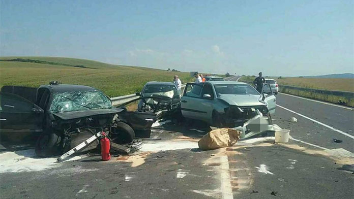 Vážna nehoda troch vozidiel, na mieste bolo niekoľko zranených