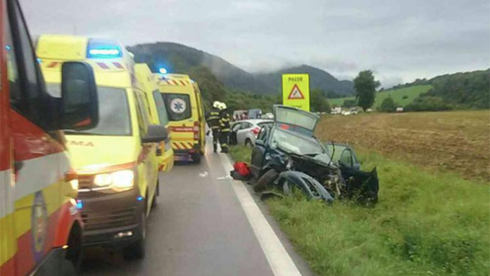 Čelná zrážka troch vozidiel na severe Slovenska si vyžiadala niekoľko zranených