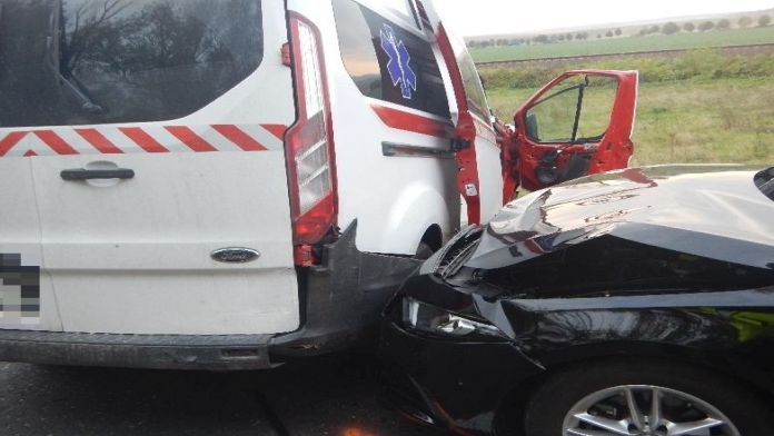 Zrážka troch vozidiel v Hronskom Beňadiku: Vodič (38) utrpel ťažké zranenia!