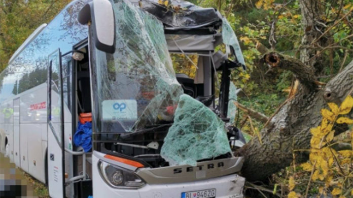 Tragická nehoda autobusu na západnom Slovensku: Vodič neprežil