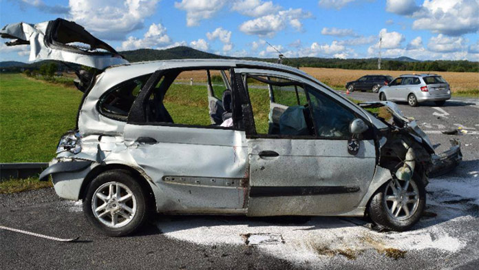 Vážna nehoda v Banskobystrickom kraji: Dvaja spolujazdci skončili s ťažkými zraneniami