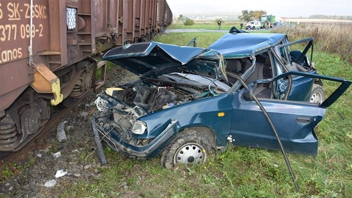 Nákladný vlak sa zrazil s osobným autom, tlačil ho pred sebou 80 metrov