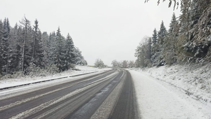 Sneh komplikuje dopravu na Slovensku, snežiť bude aj v noci